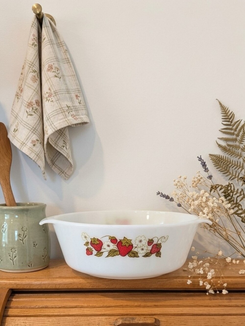 🍓 Vintage “Strawberry Fields” Oven‑Proof Casserole Dish— Made in USA